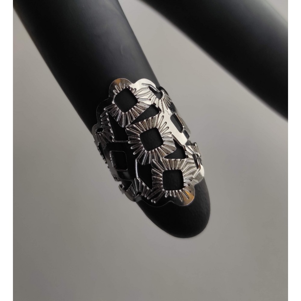 Δαχτυλίδι σε Ασημί χρώμα με ανάγλυφο σχέδιο